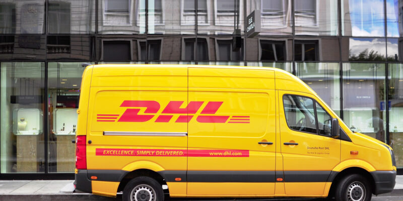 DHL bus staat voor groot pand