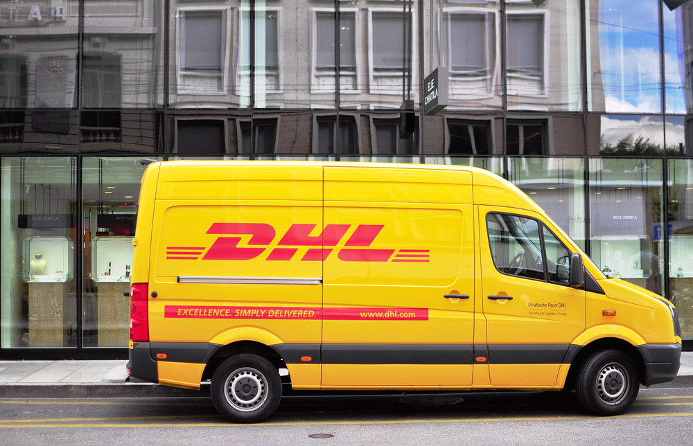 DHL bus staat voor groot pand